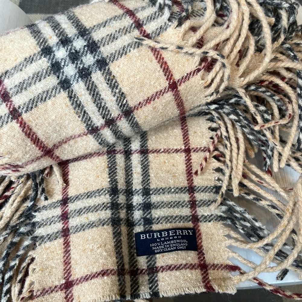 Burberry happy scarf in perfect condition